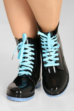 Резиновые ботинки с синими шнурками