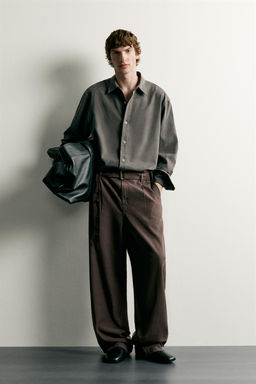 PANTAL?N RELAXED FIT PLIEGUES CINTUR?N / Marr?n / Topo