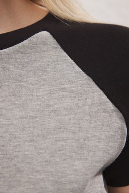 TRENDYOLMILLA Gri Renk Bloklu Fitted/Vucuda Oturan Crop Pamuklu Esnek Orme T-Shirt TWOSS25TS00112 фото 3