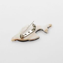 Брошь "Дельфин" перламутр гелиотис