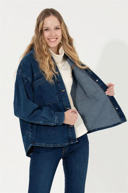 Женская темно-синяя джинсовая рубашка Неожиданная скидка в корзине