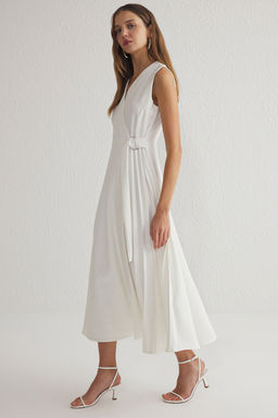 TRENDYOLMILLA Siyah Etegi Belden Ac?lan Aksesuar Detayl? Piliseli Midi Dokuma Elbise TWOSS25EL00143