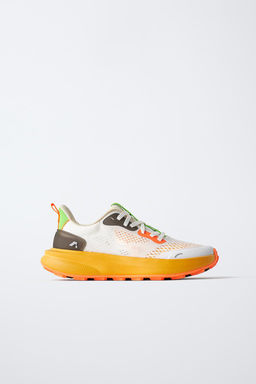SPORTY SNEAKERS