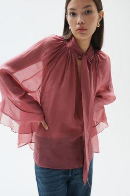 Blusa transparente con lazada al cuello