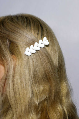 Заколка для волос зажим, арт. 71774 / 10 СЕРДЕЧКИ (в наборе: 1шт., 6,7 см, черный металл, полиэфирная смола, цвет: белый, подложка из мелованного картона + ПЭТ-пакет с европодвесом)