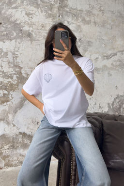 TRENDYOLMILLA Mavi S?rt Bask?l? Oversize/Genis Kal?p Orme T-shirt TWOSS25TS00106