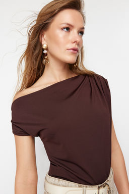 Kahverengi Regular/Normal Kal?p Asimetrik Yaka S?f?r Kol C?tc?tl? Esnek Orme Bluz TWOSS24BZ00396