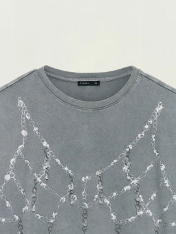 Футболка с принтом и декоративными кристаллами / Zarina