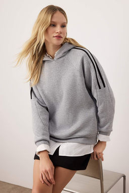 Gri Melanj Kapusonlu ve Biye Detayl? Oversize/Genis Kal?p Orme Sweatshirt TWOAW26SW00107