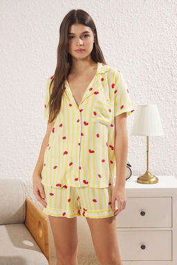 Trendyolmilla Sar? Cizgili ve Cilek Desenli Viskon Sortlu Dokuma Pijama Tak?m? THMSS25PT00194 фото 2
