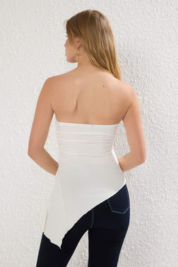 Trendyolmilla Ekru Straplez Buzgu/Drape Detayl? Asimetrik Orme Bluz TWOSS25BZ00570