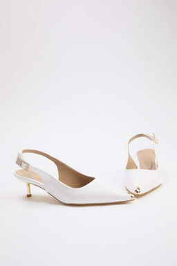 Beyaz Alt?n Galvaniz Detayl? 5 cm Kad?n Klasik Topuklu Ayakkab? TAKSS26TO00074