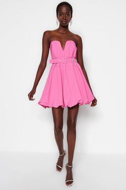 TRENDYOLMILLA Pembe A-Kesim Balon Etek Kemer Detayl? Dokuma Poplin K?sa S?k Abiye Elbise TPRSS23EL00576