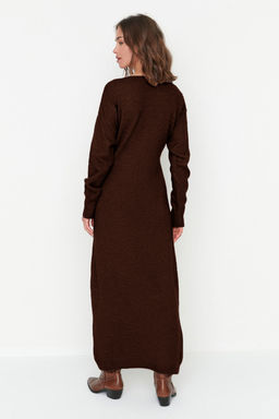 Koyu Kahverengi Yumusak Dokulu Midi Triko Kruvaze Yaka Baglamal? Elbise TWOAW21EL0260