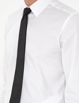 Белая приталенная рубашка с длинным рукавом