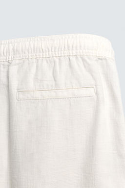 BERMUDA REGULAR FIT ESTRUCTURA / Blanco roto