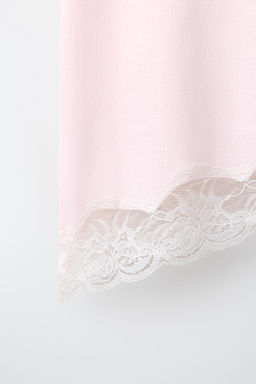 CAMISETA LISA BAJO ENCAJE / Rosa pastel
