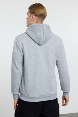 TRENDYOL MAN Gri Melanj Regular Fit Kapusonlu Fermuarl? Etiket Aplikeli Kal?n Sweatshirt TMNAW23SW00172 - Trendyolmilla фото 5