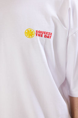 Beyaz Oversize/Genis Kesim Limon Bask?l? %100 Pamuklu T-Shirt TMNSS23TS00089