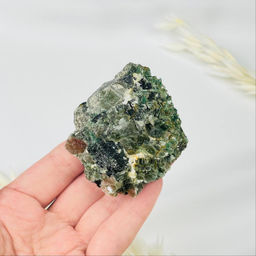 Мусковит (зеленый лепидолит) в природе - Радуга самоцветов фото 2