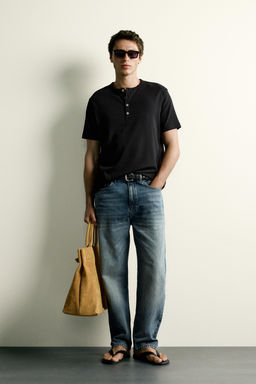 CAMISETA REGULAR FIT CUELLO PANADERO / Negro