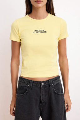 Sar? Fitted/Vucuda Oturan Esnek Crop Bisiklet Yaka K?sa Kol Bask?l? Orme T-Shirt TWOSS25TS00082