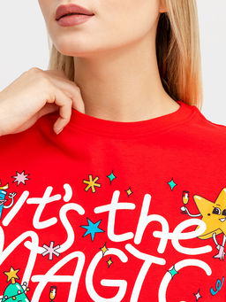 Футболка женская новогодняя в красном цвете с печатью - Mark formelle фото 6