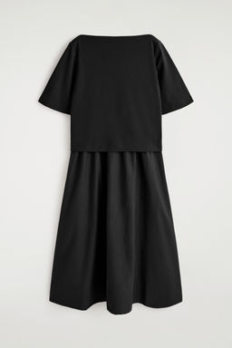 VESTIDO MIDI EN CONTRASTE CON CUELLO BARCO
