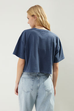 Indigo %100 Kal?n Pamuklu Soluk Efektli Bask?l? Relaxed Crop Orme T-Shirt TWOSS23TS00117
