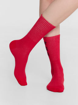 Цена за 5 пар! Носки женские высокие красные с надписью Мир трудный - Mark formelle фото 3