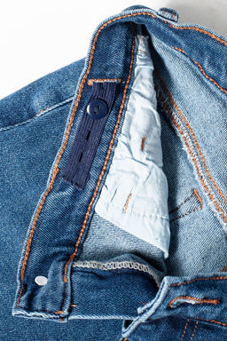 Прямые джинсы из эластичного денима