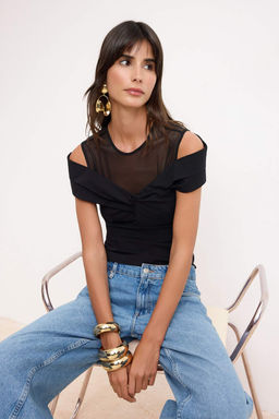 Siyah Tul ve Buzgu Detayl? Bisiklet Yaka Dokuma Bluz TPRSS26BZ00048