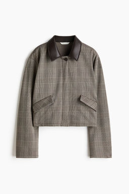 Chaqueta con cuello revestido