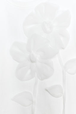 CAMISETA FLORES VOLUMEN / Blanco