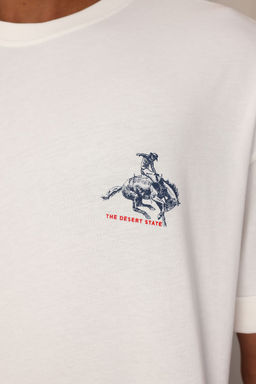 TRENDYOL MAN Ekru Modern Heritage Oversize/Genis Kesim %100 Pamuklu S?rt Bask?l? T-Shirt TMNSS25TS00125 - Trendyolmilla фото 3