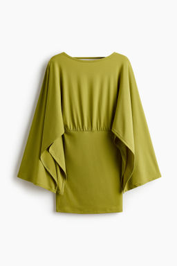 Vestido en punto fino con mangas capa