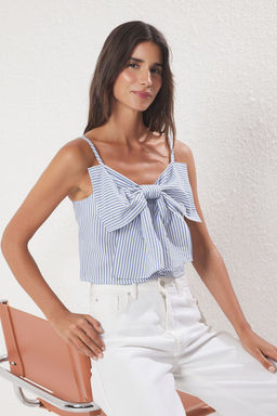 Trendyolmilla Mavi Fiyonk Detayl? Dokulu Cizgili Ask?l? Dokuma Dokuma Bluz TWOSS25BZ00501