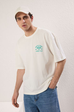 TRENDYOL MAN Ekru Oversize/Genis Kesim Tenis Bask?l? %100 Pamuk T-Shirt TMNSS25TS00116 - Trendyolmilla фото 2