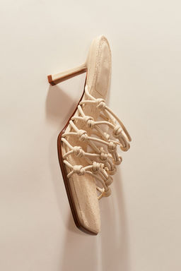 Sandalias de tacon con nudos decorativos