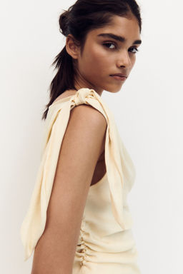 Top asim?trico con lazada - H&m фото 9