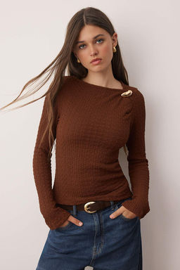 Kahverengi Fitted/Vucuda Oturan Aksesuar Detayl? Dokulu Uzun Kollu Esnek Orme Bluz TWOAW26BZ00134