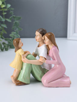 Фигурка полистоун «Молодые родители с дочкой», 7×13×12 см