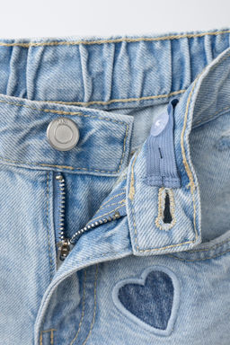 BERMUDA DENIM PARCHES CORAZONES / Azul claro