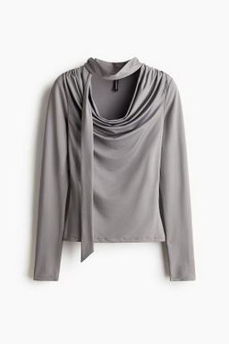 Top con detalle de fular