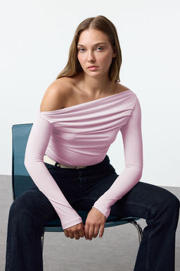 Pembe Buzgu/Drape Detayl? Fitted/Vucuda Oturan Uzun Kollu Esnek Orme Bluz TWOAW25BZ00248