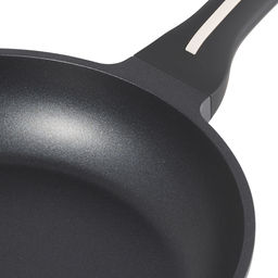 52082 WERNER Сковорода NERO 26,0x5,4 см с индукционным дном, с двухслойным антипригарным покрытием Pfluon, бакелитовая ручка с покрытием Soft Touch. Материал: литой алюминий. Толщина стенок: 1,5 мм, толщина дна: 4,0 мм.  фото 5