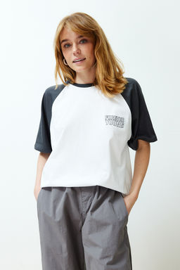 Beyaz %100 Kal?n Pamuklu Renk Bloklu Sloganl? Relaxed/Rahat Kesim Orme T-Shirt TWOSS24TS00134