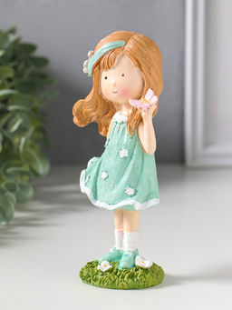 Фигурка полистоун «Малышка в зелёном платье с цветами, с бабочкой на ладоне», 7.5×5×15.5 см
