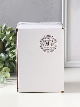 Сувенир полистоун лак "Кошка в белом сарафане стоит на весах" 7,5х7,2х12,5 см