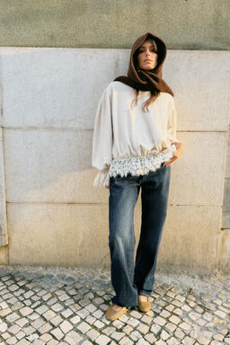 ROMANTIC LACE SWEATSHIRT